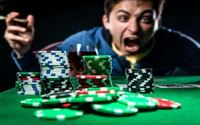 Sai lầm chết người khi quá tự tin vào bài mạnh trong Xì Tố