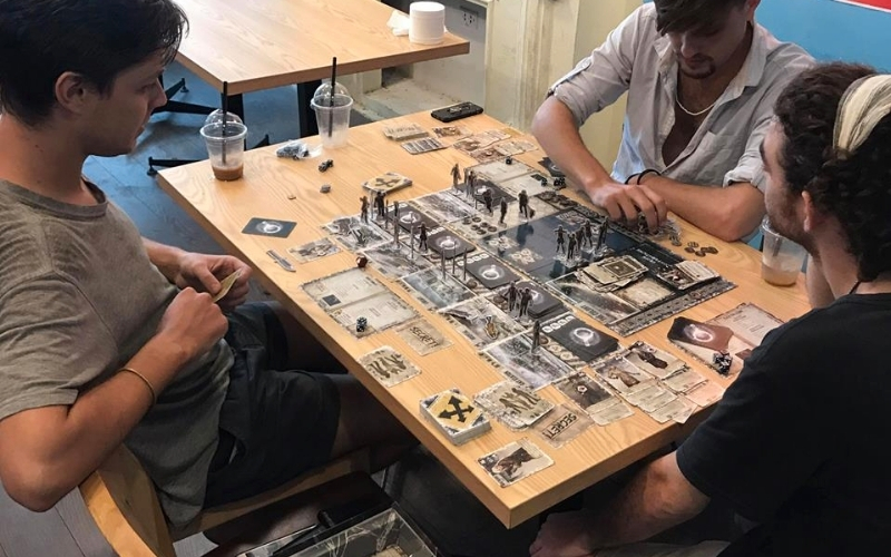 Cách tổ chức một buổi tối board game thú vị cùng bạn bè