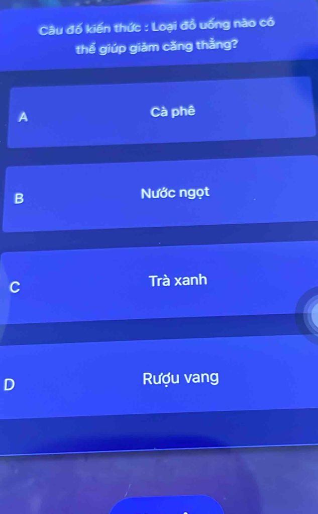 Câu đố kiến thức về loại đồ uống giúp giảm căng thẳng với bốn phương án: cà phê, nước ngọt, trà xanh, rượu vang