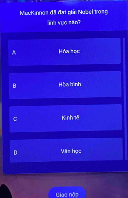 Roderick MacKinnon đạt giải Nobel Hóa học năm 2003 nhờ nghiên cứu kênh ion màng tế bào