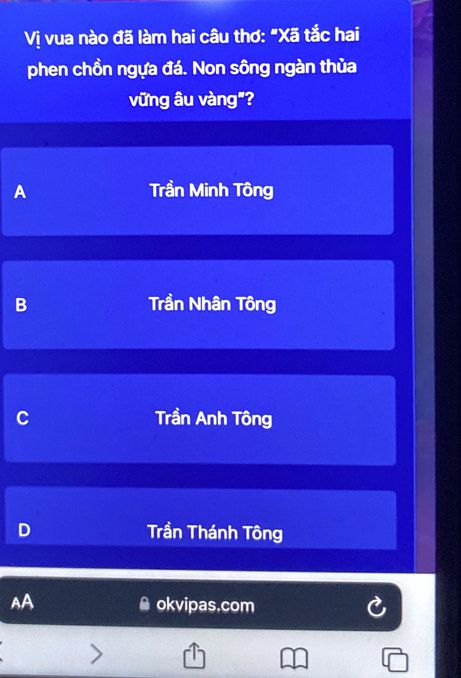 Câu hỏi trắc nghiệm về vị vua làm hai câu thơ Xã tắc hai phen chồn ngựa đá - đáp án Trần Nhân Tông