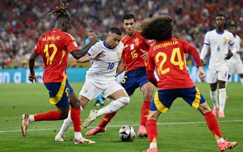 Bí Quyết Thực Hiện Cú Giật Bóng (Cruyff Turn) Đánh Lừa Hậu Vệ Trong 1 Giây