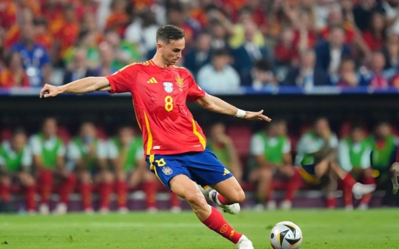 Phân tích khả năng sút xa chân trái uy lực và điều tiết lối chơi của Fabian Ruiz